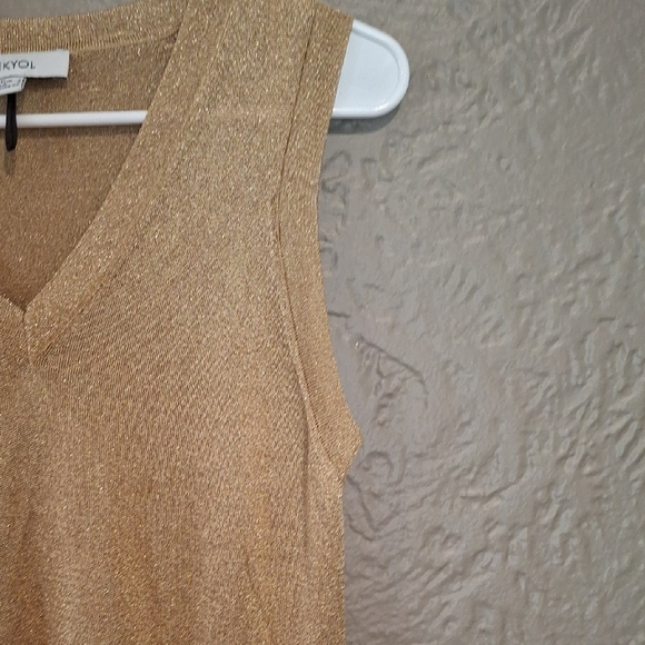 IPEKYOL Wome's Gold V-Neck Top. - Picture 5 of 7